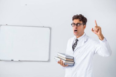 Komik doktor bilim adamı hastanede sunum yapıyor.