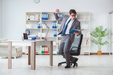 İş adamı işte ara verirken eğleniyor.