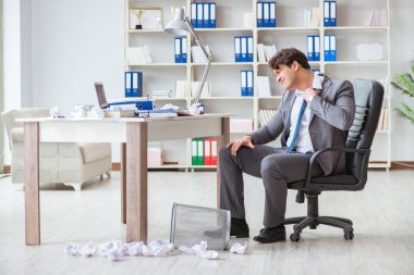 Ofiste çalışan kızgın işadamı kovuldu.