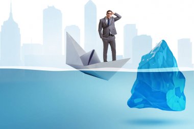 Batan kağıt teknede iş adamıyla ekonomik kriz konsepti