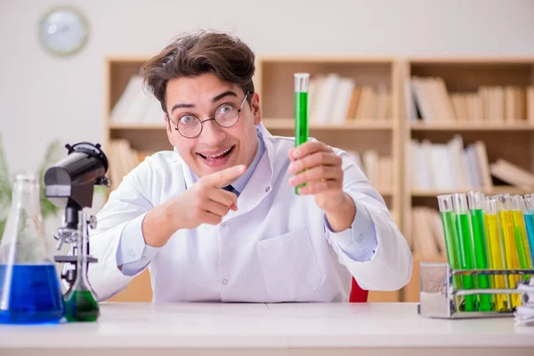 Gekke gekke wetenschapper dokter doet experimenten in een laboratorium — Stockfoto