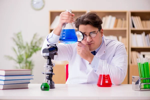 Médico científico loco loco haciendo experimentos en un laboratorio —  Fotos de Stock