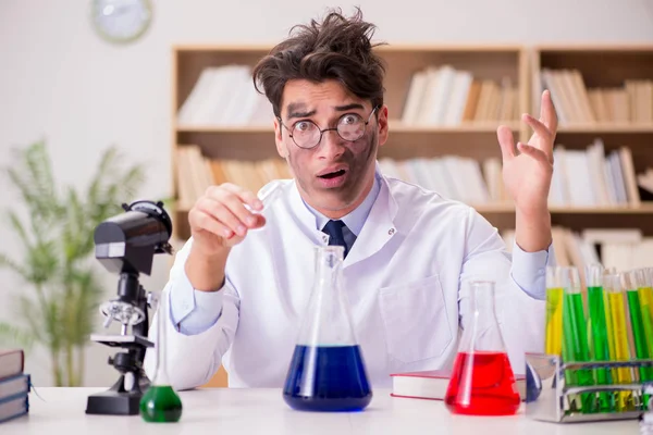 Çılgın bilim adamı bir laboratuarda deneyler yapıyor.