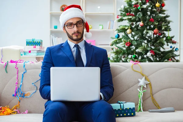 Homme d'affaires travaillant à la maison pendant Noël — Photo