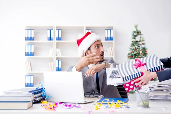 Young businessman celebrating christmas in the office — Stock Photo, Image