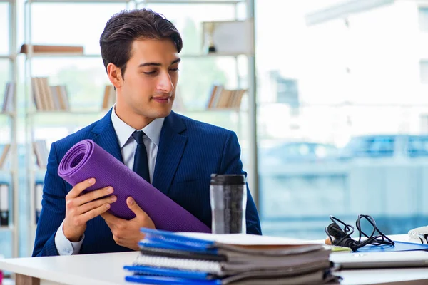 Mann bereitet sich im Büro auf Sportpause vor — Stockfoto