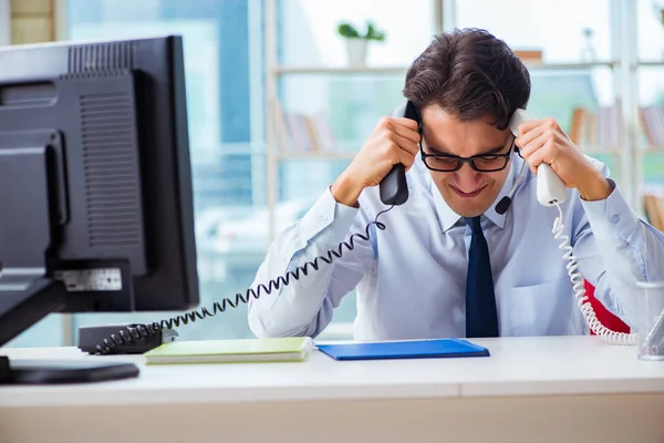 Trabalhador irritado infeliz do call center frustrado com a carga de trabalho — Fotografia de Stock