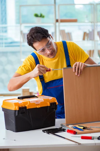 Carpintero de muebles trabajando en el taller — Foto de Stock