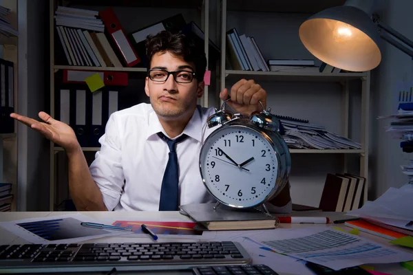 Homem empresário trabalhando até tarde no escritório — Fotografia de Stock