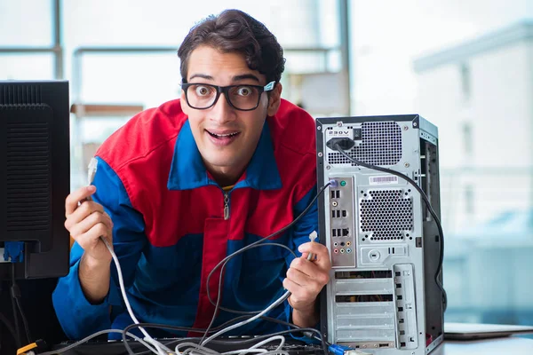 Computer repairman working on repairing computer in IT workshop — Stock Photo, Image