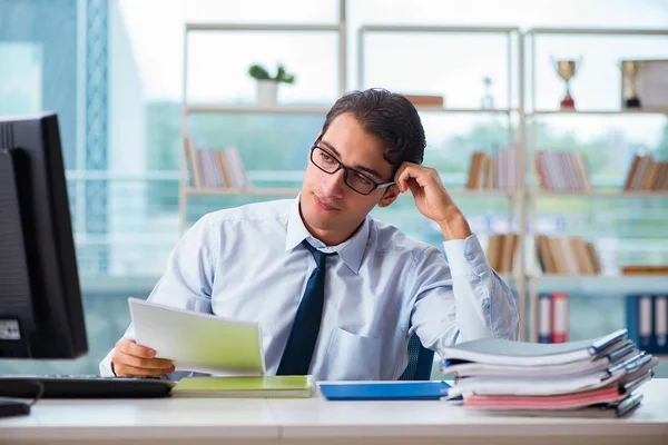 Olycklig affärsman sitter vid skrivbordet på kontoret — Stockfoto