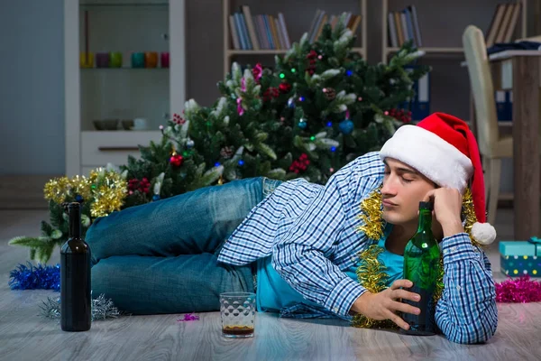 Homem celebrando o Natal em casa sozinho — Fotografia de Stock