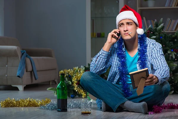 Hombre celebrando la Navidad en casa solo —  Fotos de Stock