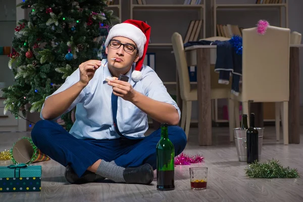 Uomo d'affari che celebra il Natale a casa da solo — Foto Stock