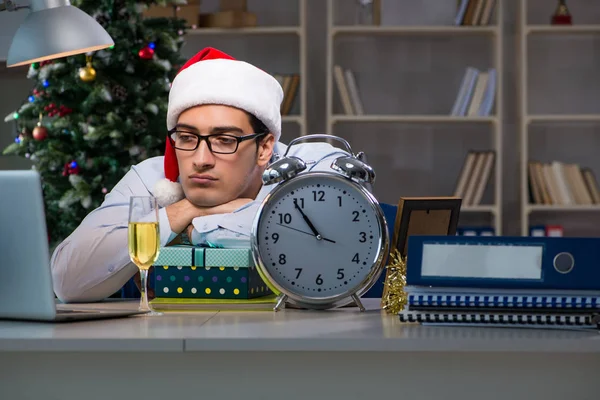 Zakenman laat aan het werk op eerste kerstdag — Stockfoto