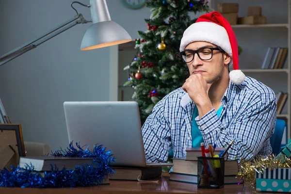 Joven trabajando en casa el día de Navidad —  Fotos de Stock