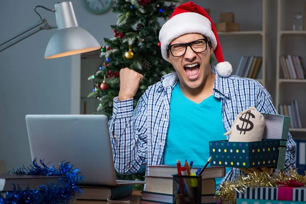 Jovem trabalhando em casa no dia de Natal — Fotografia de Stock