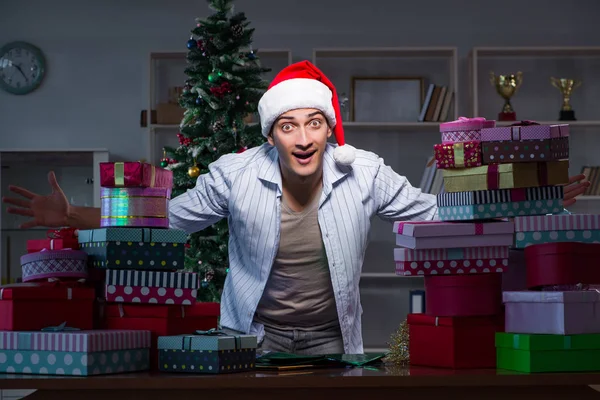 Hombre con muchos regalos de Navidad en cajas — Foto de Stock