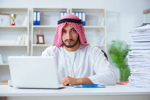 Арабский бизнесмен, работающий в офисе, занимается бумажной работой с пи — стоковое фото