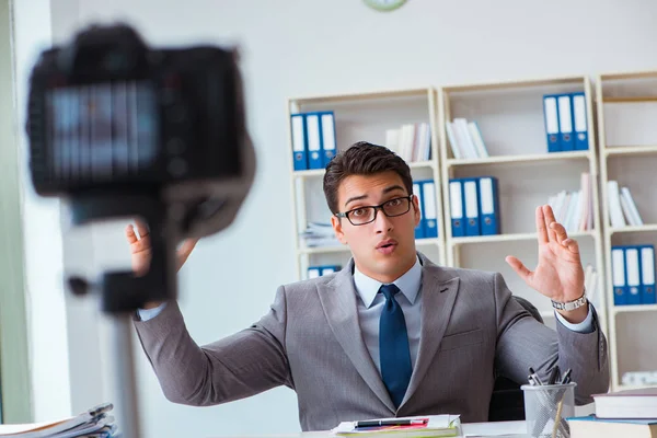 Business blogger dělá webcast pro své předplatitele — Stock fotografie