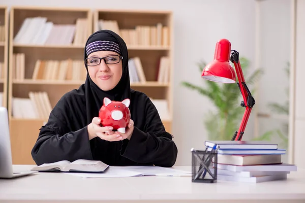 Ragazza musulmana in hijab studiare preparazione per gli esami — Foto Stock