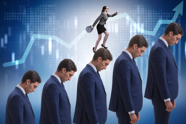 Деловые люди, поднимающиеся по карьерной лестнице в бизнес-концепции — стоковое фото