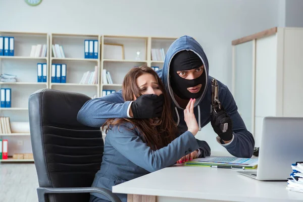 Criminale prendere donna d'affari come ostaggio in ufficio — Foto Stock