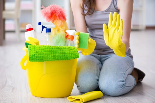 Mujer haciendo limpieza en casa — Foto de Stock