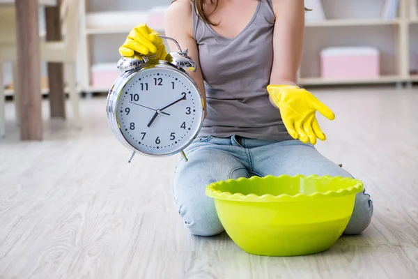 Femme faisant le ménage à la maison — Photo