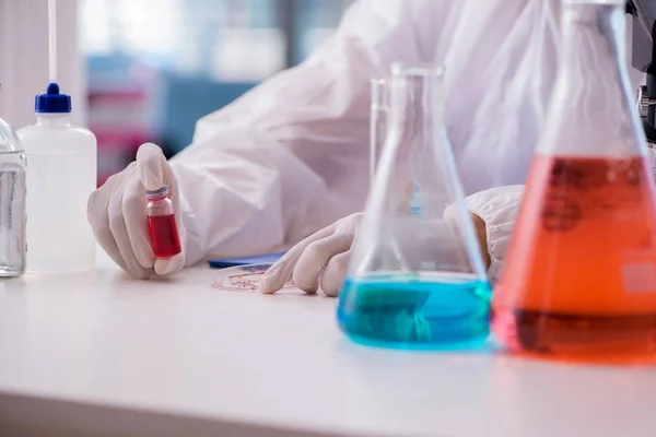 Laboratóriumban veszélyes vegyi anyagokkal dolgozó vegyész — Stock Fotó