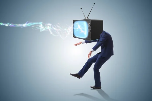 미디어 좀 비개념의 머리 대신 인간과 TV 설정 — 스톡 사진
