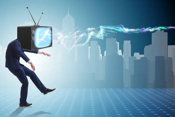 Conceito de zumbi de mídia com homem e tv em vez de cabeça — Fotografia de Stock