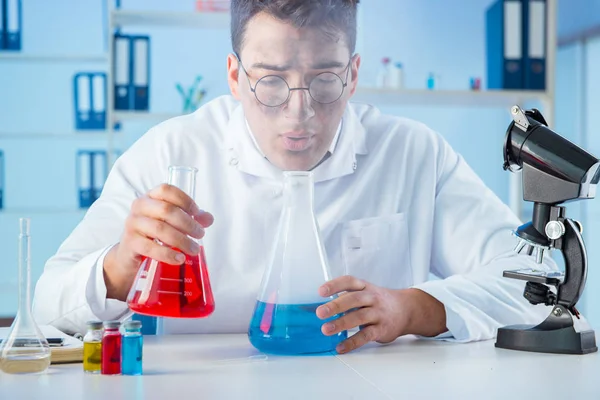 Extraño químico loco trabajando en un laboratorio —  Fotos de Stock