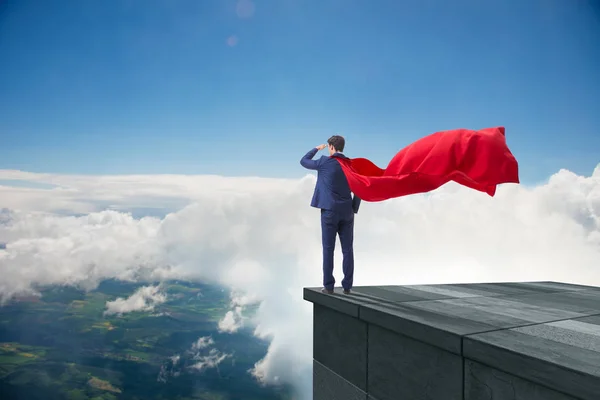 Super hjälte affärsman på toppen av byggnaden redo för utmaning — Stockfoto