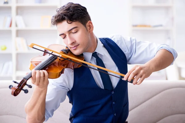 Молодой музыкант, играющий на скрипке дома — стоковое фото