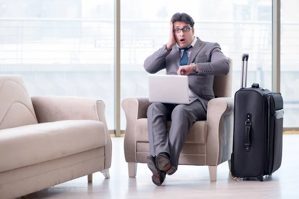 Jeune homme d'affaires dans le salon d'affaires de l'aéroport attendant le vol — Photo