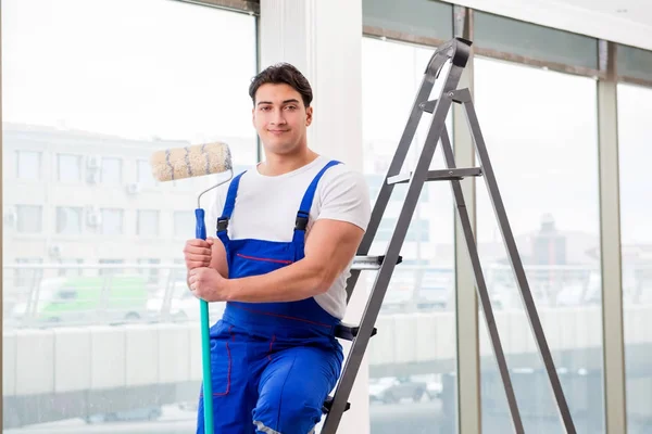 Målare reparatör arbetar på byggarbetsplatsen — Stockfoto