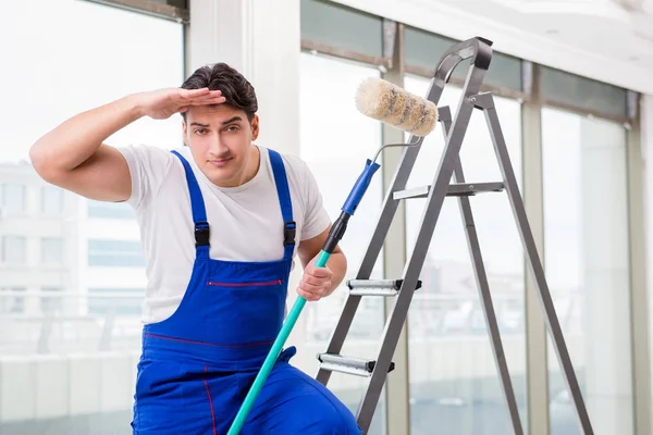 Maler-Reparateur arbeitet auf Baustelle — Stockfoto