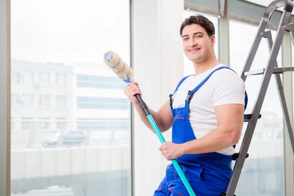 Målare reparatör arbetar på byggarbetsplatsen — Stockfoto