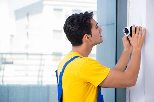 Contractor installing surveillance CCTV cameras in office — Stock Photo, Image