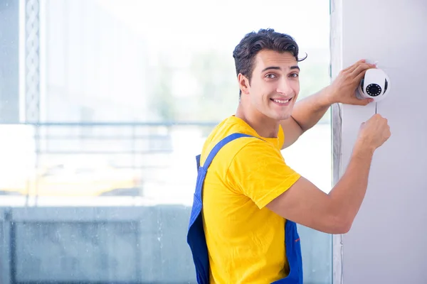 Contractor installing surveillance CCTV cameras in office — Stock Photo, Image