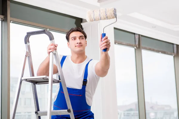 Reparador de pintor trabalhando no canteiro de obras — Fotografia de Stock