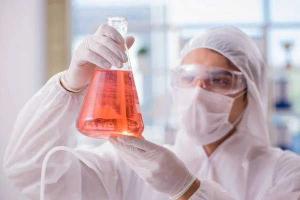 Χημικός που εργάζεται στο εργαστήριο με επικίνδυνες χημικές ουσίες — Φωτογραφία Αρχείου