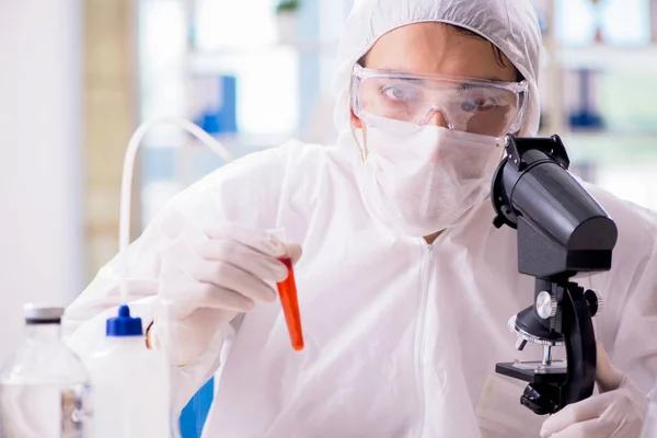 Χημικός που εργάζεται στο εργαστήριο με επικίνδυνες χημικές ουσίες — Φωτογραφία Αρχείου