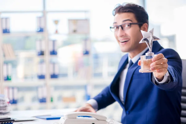 Geschäftsmann gewinnt Auszeichnung als bester Mitarbeiter des Monats — Stockfoto