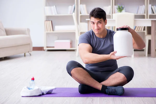 Uomo con integratori alimentari nello sport e stile di vita sano concepire — Foto Stock