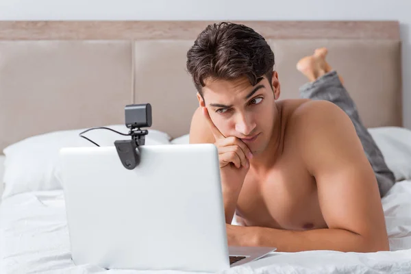 Junger sexy Mann in Online-Dating-Konzept — Stockfoto