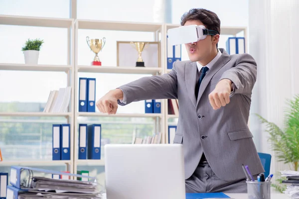 Pengusaha dengan VR kacamata realitas maya di kantor — Stok Foto