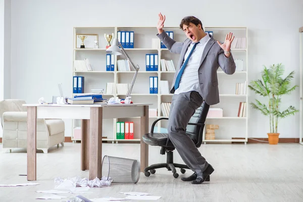 Uomo d'affari si diverte a prendersi una pausa in ufficio al lavoro — Foto Stock