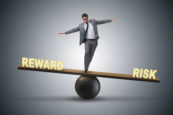 報酬とリスクのビジネスコンセプトのバランスをとるビジネスマン — ストック写真